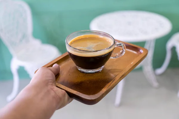 Café Cristal Plato Madera Las Manos Las Camareras Cafetería Imágenes de stock libres de derechos