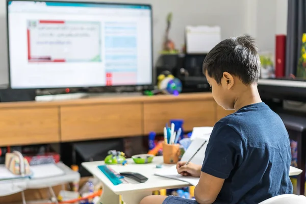 Asiático Niño Distancia Educación Línea Con Smart Imagen de archivo