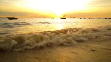 Gün batımında Bang Phra Sahili 'nde küçük bir balıkçı teknesi, Sriracha Choburi, Tayland