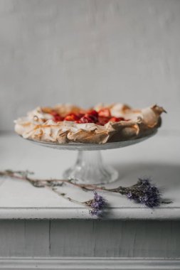 Lezzetli ve hafif Pavlova keki yumurta beyazı, krem şanti ve üstüne de organik çilek. Yeni Zelanda 'dan geleneksel tatlı. Seçici odaklanma. Sanatsal yemek tasarımı. Yemek pişirme posteri.