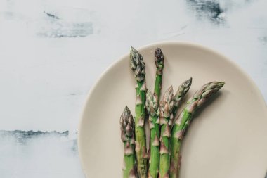 Taze kuşkonmaz, kapat.