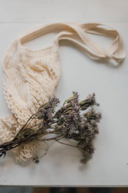 Beyaz çevre dostu ip torbası ve kurumuş çiçekler. 