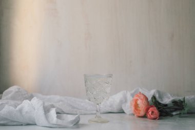 Boş bardaklar ve masada çiçekler.