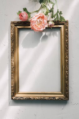 Üzerinde çiçekler olan tahta çerçeve. 