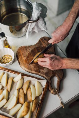 Beyaz adam patates pişiriyor. Geleneksel patates tarifi. Ev yapımı ucuz ve lezzetli yemekler yapmak kolay. Yaşam tarzı günlüğü.