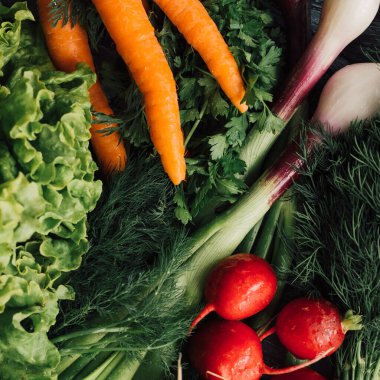 Organik çiftçilikten taze sebzeler. Market posteri. Sağlıklı yaşam tarzı kavramı. Lifli ve vitaminli vejetaryen diyeti. Yemek pişirmek için doğal malzemeler.