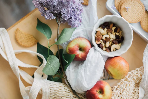 Colorido Fresco Desayuno Continental Rústico Flores Lila Jardín Dieta Vegana — Foto de Stock