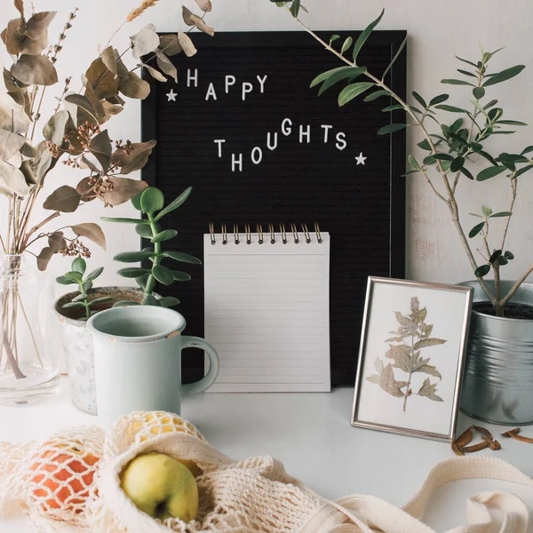 舒适和可爱的风格的家庭工作空间与鼓舞人心的文字在黑白的字母板 快乐的思想 的话语装饰着一个艺术家的桌子 零浪费 自然和乐观的生活方式 — 图库照片