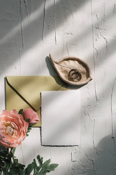 Enveloppe Style Vintage Papier Blanc Anneaux Décor Floral Fond Texture — Photo