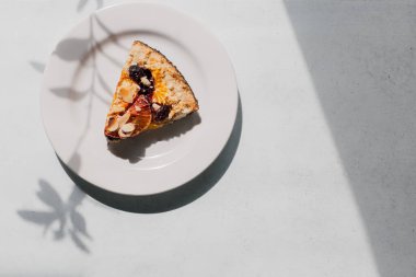 Taze kan portakalları galette turtası. Yaşam tarzı, ev yemeği konsepti. Sağlıklı mevsimlik meyveli turta.