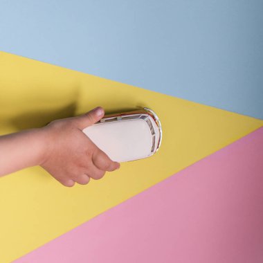 oyuncak otobüsü renkli arka planda bir çocuğun elinde