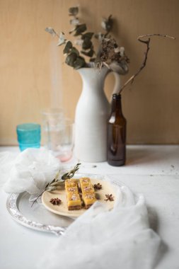 Taze pişmiş limonlu kek. Beyaz mutfak masasında meyveli kremalı turtanın kareleri. Ev yapımı yemek.