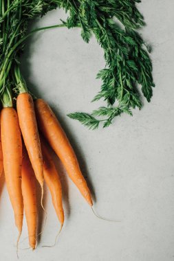 Tahta bir masada taze havuç.