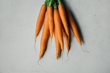 Beyaz arka planda taze havuç.