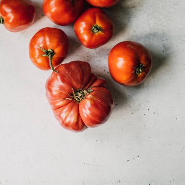 Beyaz arka planda taze domatesler