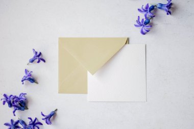 Bahar çiçekleriyle minimalist kart modeli, el işi zarf, çiçek, düz yatak, üst görünüm