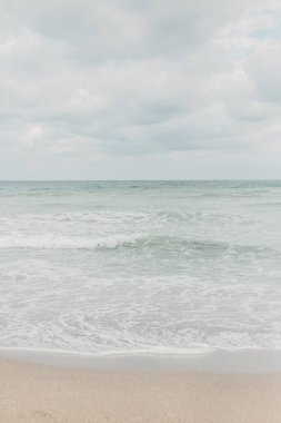 Yumuşak dalgalı, köpüklü ve kumlu, rengarenk deniz manzarası. Zen zihni ya da farkındalık kavramı. Rahatlatıcı, huzurlu bir arka plan. Meditasyon havası. Aerosol veya thalassotherapy.
