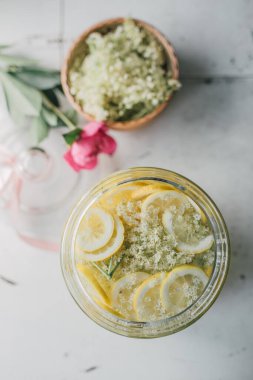 Bir kavanoz ev yapımı yaz içeceği, limon ve bal şurubu içinde yaşlı çiçeklerin doğal fermantasyonundan yapılır. Romen geleneksel soka suyu, doğal bir ilaç olarak bilinir. Sağlıklı bir yaşam tarzı. Kapat.