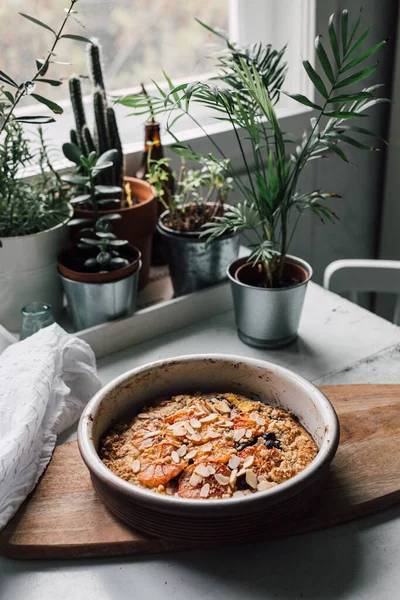 Tarte Aux Oranges Sanguines Fraîchement Adossées Sur Une Planche Bois — Photo