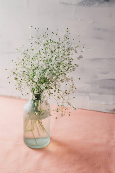Bunga Napas Bayi Pada Vas Kaca Vintage Pada Kain Meja — Stok Foto