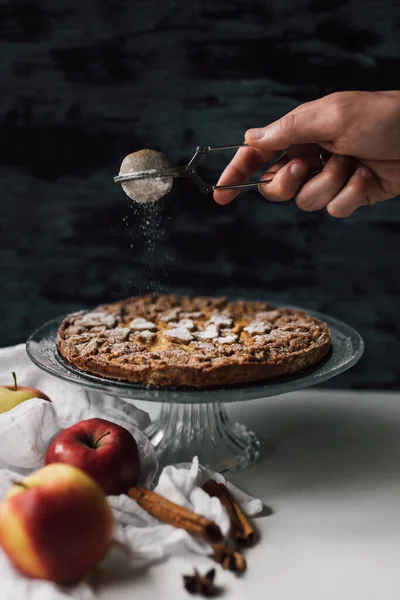 Chef Haciendo Deliciosa Tarta Manzana Con Corazón Lindo Corteza Forma — Foto de Stock