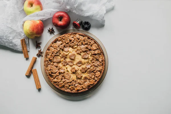 Deliciosa Tarta Manzana Con Lindo Corazón Corteza Forma Estrella Sobre — Foto de Stock