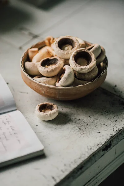 Cuenco Champiñones Frescos Una Mesa Cocina Rústica Con Cuaderno Recetas — Foto de Stock