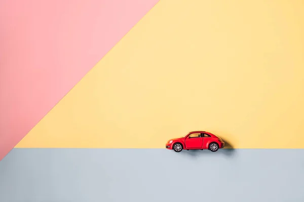 Δημιουργική Μακέτα Φτιαγμένη Κόκκινο Αυτοκινητάκι Πολύχρωμο Φόντο Παστέλ Ελάχιστο Στυλ — Φωτογραφία Αρχείου