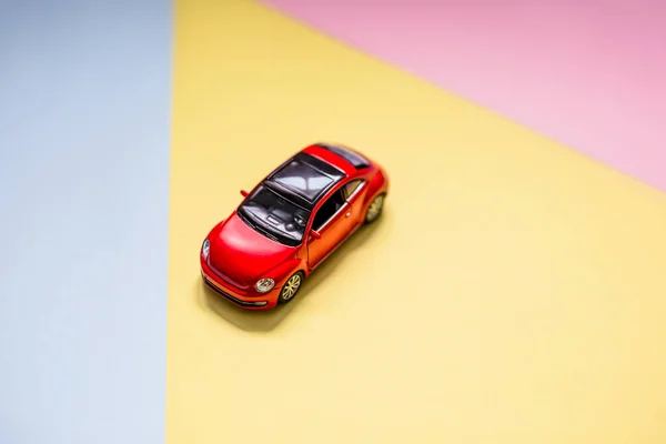 Criativa Simular Feito Com Carro Brinquedo Vermelho Fundo Pastéis Coloridos — Fotografia de Stock