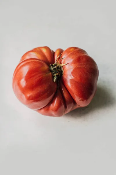 Rote Tomate Auf Weißem Hintergrund — Stockfoto