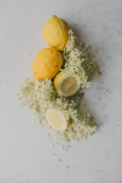 Sambucus Nigra Flores Sabugueiro Com Limões Cortados Meio Uma Mesa — Fotografia de Stock