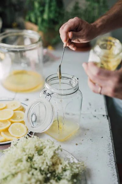 手作りレモネード 有機成分から レモンと蜂蜜のシロップから作られた夏の飲み物を準備します 白人男性ハメ撮り ライフスタイルブログ — ストック写真
