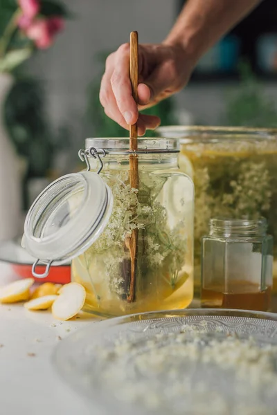 Proceso Elaboración Una Socata Rumana Partir Ingredientes Orgánicos Hombre Caucásico —  Fotos de Stock