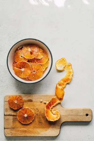 美味的切片血橙子在乡村木切菜板上 在白色的桌子上 健康的柑橘类零食 增强免疫力 五彩缤纷的生活方式高瞻远瞩 超级食品理念 有复制空间 免版税图库照片