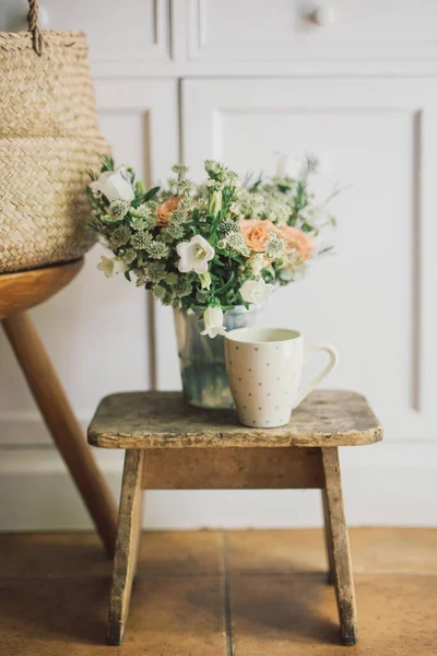 Schöne Blumen Vase Und Tasse Auf Kleinem Tisch Stockbild