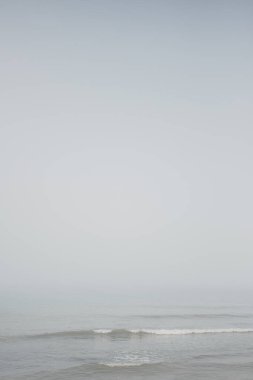 Yumuşak dalgalı, köpüklü ve kumlu, rengarenk deniz manzarası. Zen zihni ya da farkındalık kavramı. Rahatlatıcı, huzurlu bir arka plan. Meditasyon havası. Aerosol veya thalassotherapy.
