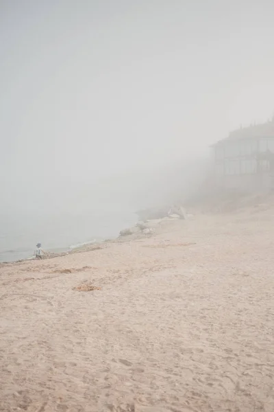 Minimal Landscape Foggy Coast Morning Kids Playing Shore Outdoor Lifestyle — Stock Photo, Image