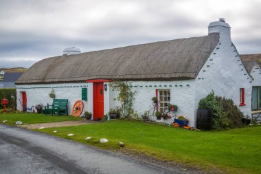 Malin Head, Co Donegal, İrlanda 'da sazlıkları olan eski güzel bir ev.