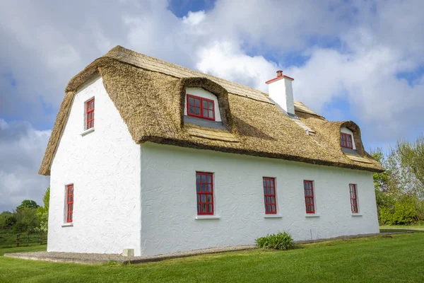 Ładne Domy Wspólnym Dachem Trzciny Pobliżu Kinvara Galway Irlandia — Zdjęcie stockowe