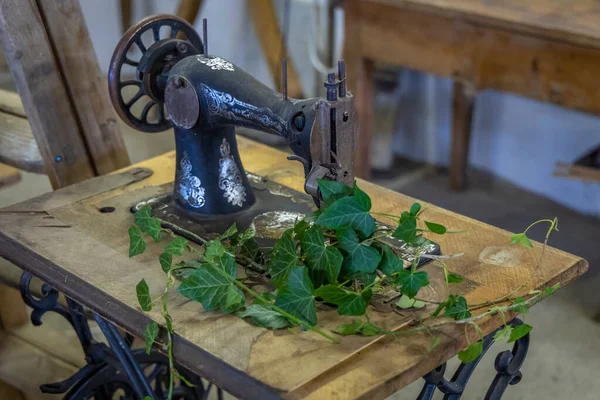 Verschillende Decoratie Een Gerestaureerde Schuur Houten Tafel Met Naaimachine — Stockfoto