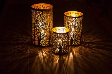 Masadaki mum ışığı bardaktaki bir mumdan.