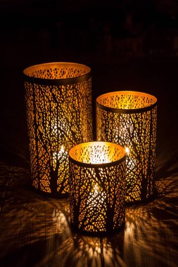 Masadaki mum ışığı bardaktaki bir mumdan.