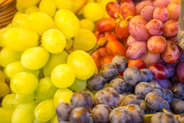 Avusturya, Viyana Naschmarkt 'ta sarı kırmızı ve mavi üzümler