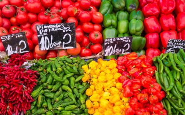 Avusturya, Viyana 'daki Naschmarkt' ta farklı sebze ve baharatlar.