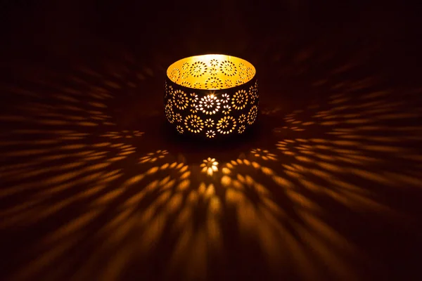 Masadaki Mum Işığı Bardaktaki Bir Mumdan — Stok fotoğraf