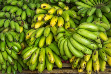 Filipin pazarında bir avuç muz.