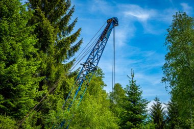 Turna, Güney Almanya 'da Bad Wurzach' a binen Wurzacher 'daki turbaları çıkarmak için maden ve tren vagonları.