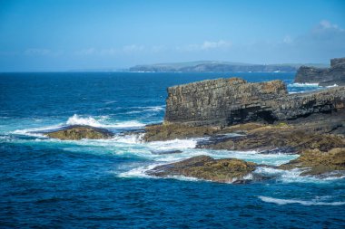 İrlanda 'nın Clare ilçesindeki Ross Köprüleri' nin muhteşem manzarasına yürüyorum.