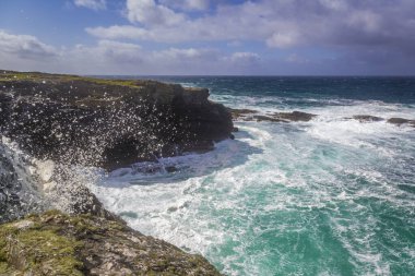 İrlanda 'nın Clare ilçesindeki Ross' un muhteşem köprülerinde yürüyüş yapan İrlanda 'nın Clare ilçesindeki Ross' un muhteşem köprüleri