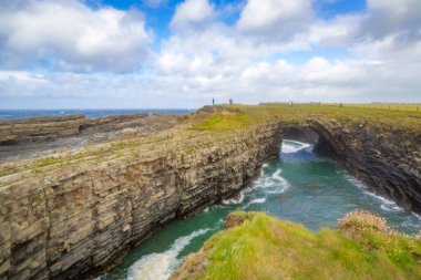 İrlanda 'nın Clare ilçesinde, Ross' un muhteşem köprülerinde dolaşıyorum.